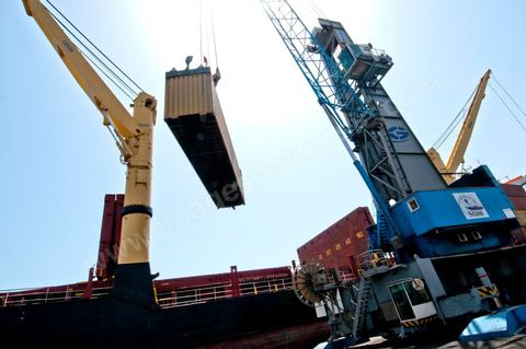 Port commercial maritime de Radès - conteneurs et bâteau de commerce à Tunis
