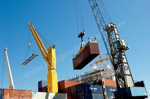 Zone de Fret et commercial, chargement et déchargement des bateaux dans le Port commercial de Radès
