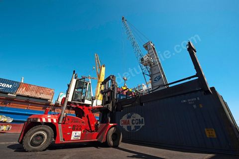 Zone de Fret et commercial, chargement et déchargement des bateaux dans le Port commercial de Radès
