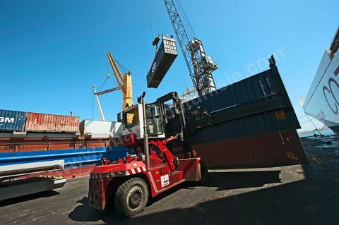 Zone de Fret et commercial, chargement et déchargement des bateaux dans le Port commercial de Radès