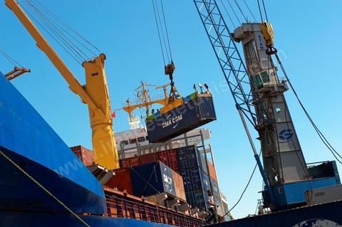 Zone de Fret et commercial, chargement et déchargement des bateaux dans le Port commercial de Radès