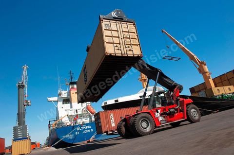 Zone de Fret et commercial, chargement et déchargement des bateaux dans le Port commercial de Radès