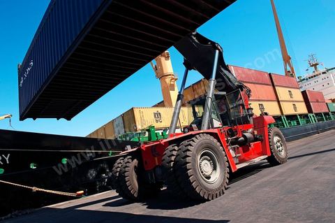 Zone de Fret et commercial, chargement et déchargement des bateaux dans le Port commercial de Radès