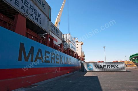 Zone de Fret et commercial, chargement et déchargement des bateaux dans le Port commercial de Radès