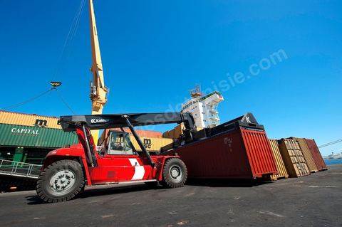 Zone de Fret et commercial, chargement et déchargement des bateaux dans le Port commercial de Radès