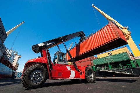Zone de Fret et commercial, chargement et déchargement des bateaux dans le Port commercial de Radès