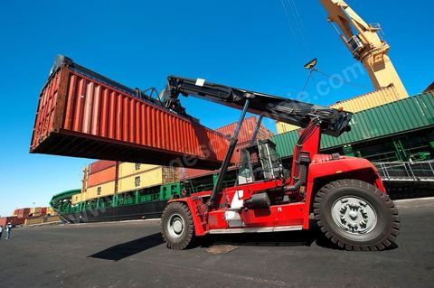 Zone de Fret et commercial, chargement et déchargement des bateaux dans le Port commercial de Radès