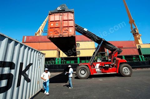 Zone de Fret et commercial, chargement et déchargement des bateaux dans le Port commercial de Radès