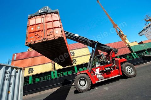 Zone de Fret et commercial, chargement et déchargement des bateaux dans le Port commercial de Radès