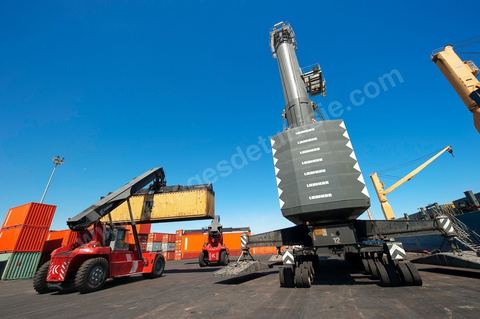 Zone de Fret et commercial, chargement et déchargement des bateaux dans le Port commercial de Radès