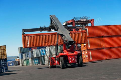Zone de Fret et commercial, chargement et déchargement des bateaux dans le Port commercial de Radès