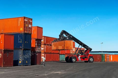 Zone de Fret et commercial, chargement et déchargement des bateaux dans le Port commercial de Radès