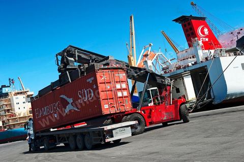 Zone de Fret et commercial, chargement et déchargement des bateaux dans le Port commercial de Radès