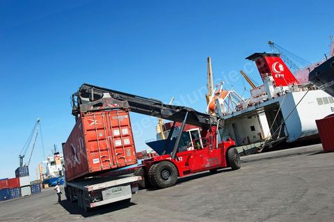 Zone de Fret et commercial, chargement et déchargement des bateaux dans le Port commercial de Radès
