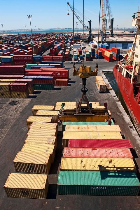 Zone de Fret et commercial, chargement et déchargement des bateaux dans le Port commercial de Radès