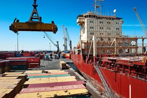 Zone de Fret et commercial, chargement et déchargement des bateaux dans le Port commercial de Radès