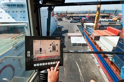 Zone de Fret et commercial, chargement et déchargement des bateaux dans le Port commercial de Radès
