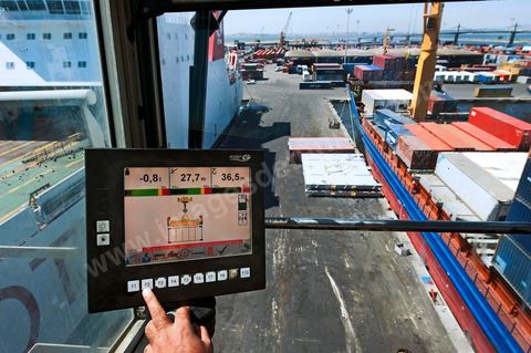 Zone de Fret et commercial, chargement et déchargement des bateaux dans le Port commercial de Radès