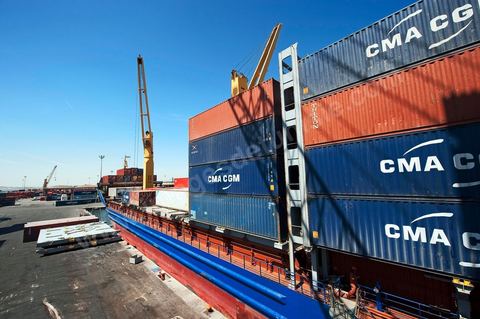 Zone de Fret et commercial, chargement et déchargement des bateaux dans le Port commercial de Radès