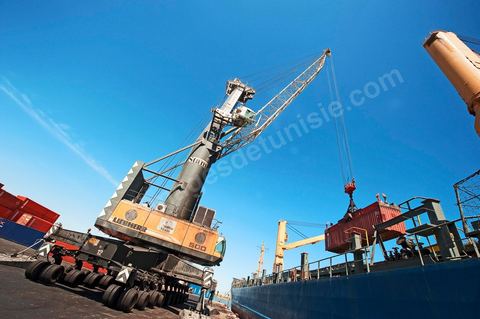 Zone de Fret et commercial, chargement et déchargement des bateaux dans le Port commercial de Radès