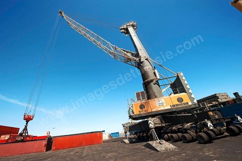 Zone de Fret et commercial, chargement et déchargement des bateaux dans le Port commercial de Radès