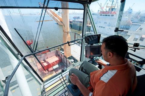 Zone de Fret et commercial, chargement et déchargement des bateaux dans le Port commercial de Radès