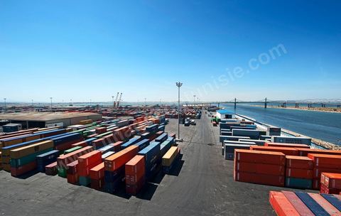 Zone de Fret et commercial, chargement et déchargement des bateaux dans le Port commercial de Radès