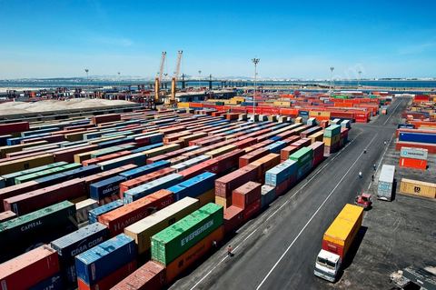 Zone de Fret et commercial, chargement et déchargement des bateaux dans le Port commercial de Radès