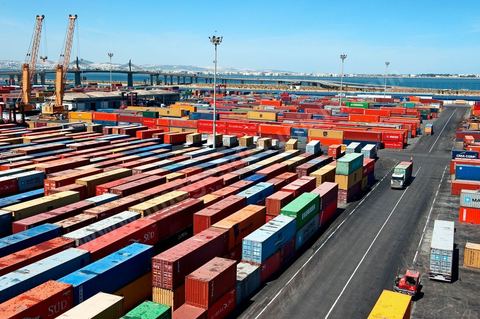 Zone de Fret et commercial, chargement et déchargement des bateaux dans le Port commercial de Radès