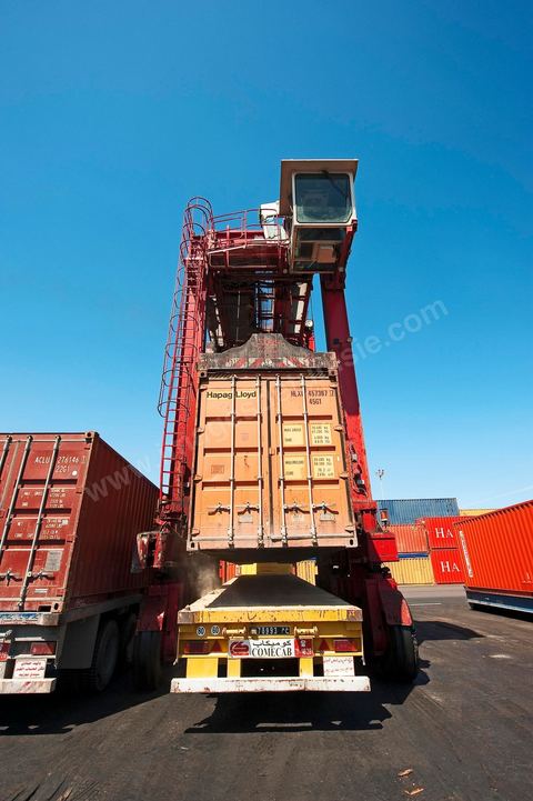 Zone de Fret et commercial, chargement et déchargement des bateaux dans le Port commercial de Radès