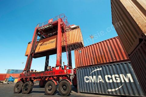 Zone de Fret et commercial, chargement et déchargement des bateaux dans le Port commercial de Radès