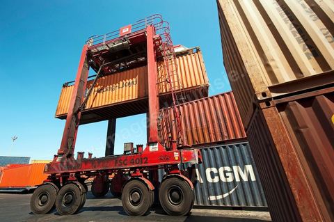 Zone de Fret et commercial, chargement et déchargement des bateaux dans le Port commercial de Radès