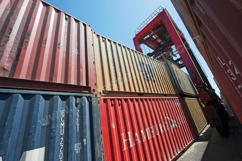Zone de Fret et commercial, chargement et déchargement des bateaux dans le Port commercial de Radès