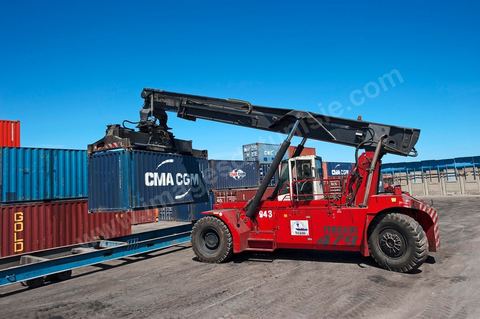 Zone de Fret et commercial, chargement et déchargement des bateaux dans le Port commercial de Radès