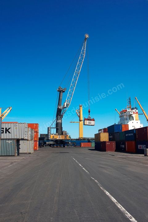 Zone de Fret et commercial, chargement et déchargement des bateaux dans le Port commercial de Radès