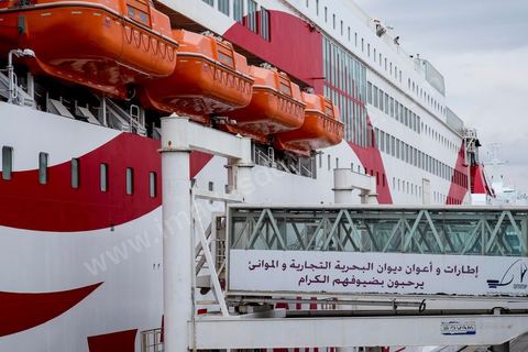 Juin 2014 : au coeur du navire tunisien Tanit, navire de transport de passagers de la CTN, Compagnie Tunisienne de Navigation, lors d'une double traversée entre Tunis et Marseille. Mis en service en 2012, le navire de 212 m de long et 30 m de large a une capacité de 3200 personnes et 1060 voitures. Il traverse la Méditerranée entre Tunis et Marseille en 24 h. Découverte des lieux, espaces communs, cabines, salle de commandement et de pilotage, salle des moteurs, ... Escale à Marseille puis retour avec les tunisiens de l'étranger sur Tunis. Chargement des véhicules.