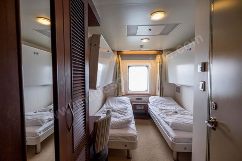 Juin 2014 : au coeur du navire tunisien Tanit, navire de transport de passagers de la CTN, Compagnie Tunisienne de Navigation, lors d'une double traversée entre Tunis et Marseille. Mis en service en 2012, le navire de 212 m de long et 30 m de large a une capacité de 3200 personnes et 1060 voitures. Il traverse la Méditerranée entre Tunis et Marseille en 24 h. Découverte des lieux, espaces communs, cabines, salle de commandement et de pilotage, salle des moteurs, ... Escale à Marseille puis retour avec les tunisiens de l'étranger sur Tunis. Chargement des véhicules.