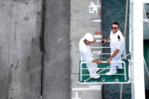 Juin 2014 : au coeur du navire tunisien Tanit, navire de transport de passagers de la CTN, Compagnie Tunisienne de Navigation, lors d'une double traversée entre Tunis et Marseille. Mis en service en 2012, le navire de 212 m de long et 30 m de large a une capacité de 3200 personnes et 1060 voitures. Il traverse la Méditerranée entre Tunis et Marseille en 24 h. Découverte des lieux, espaces communs, cabines, salle de commandement et de pilotage, salle des moteurs, ... Escale à Marseille puis retour avec les tunisiens de l'étranger sur Tunis. Chargement des véhicules.