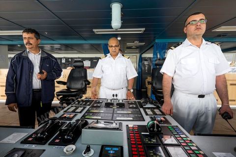 Juin 2014 : au coeur du navire tunisien Tanit, navire de transport de passagers de la CTN, Compagnie Tunisienne de Navigation, lors d'une double traversée entre Tunis et Marseille. Mis en service en 2012, le navire de 212 m de long et 30 m de large a une capacité de 3200 personnes et 1060 voitures. Il traverse la Méditerranée entre Tunis et Marseille en 24 h. Découverte des lieux, espaces communs, cabines, salle de commandement et de pilotage, salle des moteurs, ... Escale à Marseille puis retour avec les tunisiens de l'étranger sur Tunis. Chargement des véhicules.