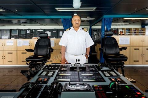 Juin 2014 : au coeur du navire tunisien Tanit, navire de transport de passagers de la CTN, Compagnie Tunisienne de Navigation, lors d'une double traversée entre Tunis et Marseille. Mis en service en 2012, le navire de 212 m de long et 30 m de large a une capacité de 3200 personnes et 1060 voitures. Il traverse la Méditerranée entre Tunis et Marseille en 24 h. Découverte des lieux, espaces communs, cabines, salle de commandement et de pilotage, salle des moteurs, ... Escale à Marseille puis retour avec les tunisiens de l'étranger sur Tunis. Chargement des véhicules.