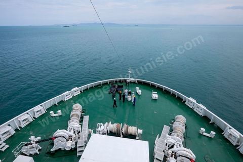 Juin 2014 : au coeur du navire tunisien Tanit, navire de transport de passagers de la CTN, Compagnie Tunisienne de Navigation, lors d'une double traversée entre Tunis et Marseille. Mis en service en 2012, le navire de 212 m de long et 30 m de large a une capacité de 3200 personnes et 1060 voitures. Il traverse la Méditerranée entre Tunis et Marseille en 24 h. Découverte des lieux, espaces communs, cabines, salle de commandement et de pilotage, salle des moteurs, ... Escale à Marseille puis retour avec les tunisiens de l'étranger sur Tunis. Chargement des véhicules.
