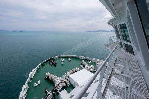 Juin 2014 : au coeur du navire tunisien Tanit, navire de transport de passagers de la CTN, Compagnie Tunisienne de Navigation, lors d'une double traversée entre Tunis et Marseille. Mis en service en 2012, le navire de 212 m de long et 30 m de large a une capacité de 3200 personnes et 1060 voitures. Il traverse la Méditerranée entre Tunis et Marseille en 24 h. Découverte des lieux, espaces communs, cabines, salle de commandement et de pilotage, salle des moteurs, ... Escale à Marseille puis retour avec les tunisiens de l'étranger sur Tunis. Chargement des véhicules.