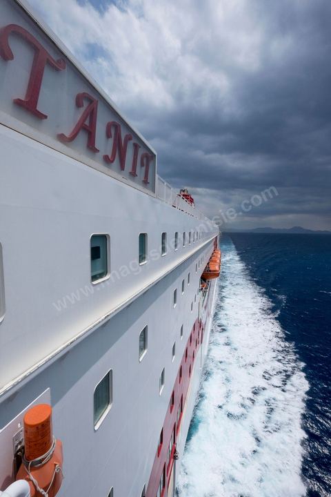 Juin 2014 : au coeur du navire tunisien Tanit, navire de transport de passagers de la CTN, Compagnie Tunisienne de Navigation, lors d'une double traversée entre Tunis et Marseille. Mis en service en 2012, le navire de 212 m de long et 30 m de large a une capacité de 3200 personnes et 1060 voitures. Il traverse la Méditerranée entre Tunis et Marseille en 24 h. Découverte des lieux, espaces communs, cabines, salle de commandement et de pilotage, salle des moteurs, ... Escale à Marseille puis retour avec les tunisiens de l'étranger sur Tunis. Chargement des véhicules.