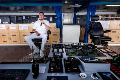Juin 2014 : au coeur du navire tunisien Tanit, navire de transport de passagers de la CTN, Compagnie Tunisienne de Navigation, lors d'une double traversée entre Tunis et Marseille. Mis en service en 2012, le navire de 212 m de long et 30 m de large a une capacité de 3200 personnes et 1060 voitures. Il traverse la Méditerranée entre Tunis et Marseille en 24 h. Découverte des lieux, espaces communs, cabines, salle de commandement et de pilotage, salle des moteurs, ... Escale à Marseille puis retour avec les tunisiens de l'étranger sur Tunis. Chargement des véhicules.