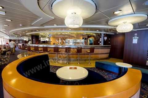 Juin 2014 : au coeur du navire tunisien Tanit, navire de transport de passagers de la CTN, Compagnie Tunisienne de Navigation, lors d'une double traversée entre Tunis et Marseille. Mis en service en 2012, le navire de 212 m de long et 30 m de large a une capacité de 3200 personnes et 1060 voitures. Il traverse la Méditerranée entre Tunis et Marseille en 24 h. Découverte des lieux, espaces communs, cabines, salle de commandement et de pilotage, salle des moteurs, ... Escale à Marseille puis retour avec les tunisiens de l'étranger sur Tunis. Chargement des véhicules.