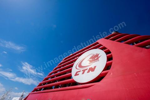 Juin 2014 : au coeur du navire tunisien Tanit, navire de transport de passagers de la CTN, Compagnie Tunisienne de Navigation, lors d'une double traversée entre Tunis et Marseille. Mis en service en 2012, le navire de 212 m de long et 30 m de large a une capacité de 3200 personnes et 1060 voitures. Il traverse la Méditerranée entre Tunis et Marseille en 24 h. Découverte des lieux, espaces communs, cabines, salle de commandement et de pilotage, salle des moteurs, ... Escale à Marseille puis retour avec les tunisiens de l'étranger sur Tunis. Chargement des véhicules.
