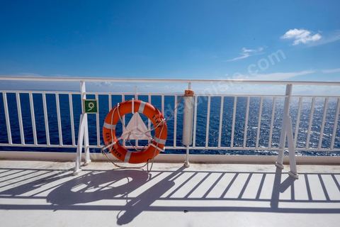 Juin 2014 : au coeur du navire tunisien Tanit, navire de transport de passagers de la CTN, Compagnie Tunisienne de Navigation, lors d'une double traversée entre Tunis et Marseille. Mis en service en 2012, le navire de 212 m de long et 30 m de large a une capacité de 3200 personnes et 1060 voitures. Il traverse la Méditerranée entre Tunis et Marseille en 24 h. Découverte des lieux, espaces communs, cabines, salle de commandement et de pilotage, salle des moteurs, ... Escale à Marseille puis retour avec les tunisiens de l'étranger sur Tunis. Chargement des véhicules.