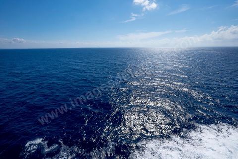 Juin 2014 : au coeur du navire tunisien Tanit, navire de transport de passagers de la CTN, Compagnie Tunisienne de Navigation, lors d'une double traversée entre Tunis et Marseille. Mis en service en 2012, le navire de 212 m de long et 30 m de large a une capacité de 3200 personnes et 1060 voitures. Il traverse la Méditerranée entre Tunis et Marseille en 24 h. Découverte des lieux, espaces communs, cabines, salle de commandement et de pilotage, salle des moteurs, ... Escale à Marseille puis retour avec les tunisiens de l'étranger sur Tunis. Chargement des véhicules.