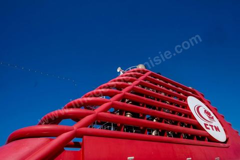 Juin 2014 : au coeur du navire tunisien Tanit, navire de transport de passagers de la CTN, Compagnie Tunisienne de Navigation, lors d'une double traversée entre Tunis et Marseille. Mis en service en 2012, le navire de 212 m de long et 30 m de large a une capacité de 3200 personnes et 1060 voitures. Il traverse la Méditerranée entre Tunis et Marseille en 24 h. Découverte des lieux, espaces communs, cabines, salle de commandement et de pilotage, salle des moteurs, ... Escale à Marseille puis retour avec les tunisiens de l'étranger sur Tunis. Chargement des véhicules.