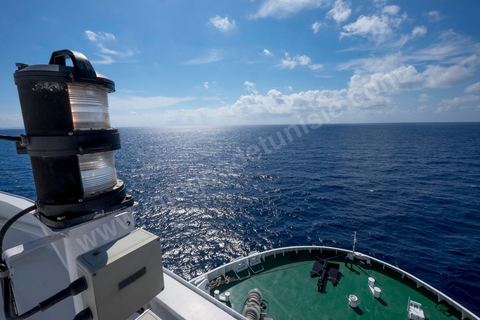 Juin 2014 : au coeur du navire tunisien Tanit, navire de transport de passagers de la CTN, Compagnie Tunisienne de Navigation, lors d'une double traversée entre Tunis et Marseille. Mis en service en 2012, le navire de 212 m de long et 30 m de large a une capacité de 3200 personnes et 1060 voitures. Il traverse la Méditerranée entre Tunis et Marseille en 24 h. Découverte des lieux, espaces communs, cabines, salle de commandement et de pilotage, salle des moteurs, ... Escale à Marseille puis retour avec les tunisiens de l'étranger sur Tunis. Chargement des véhicules.